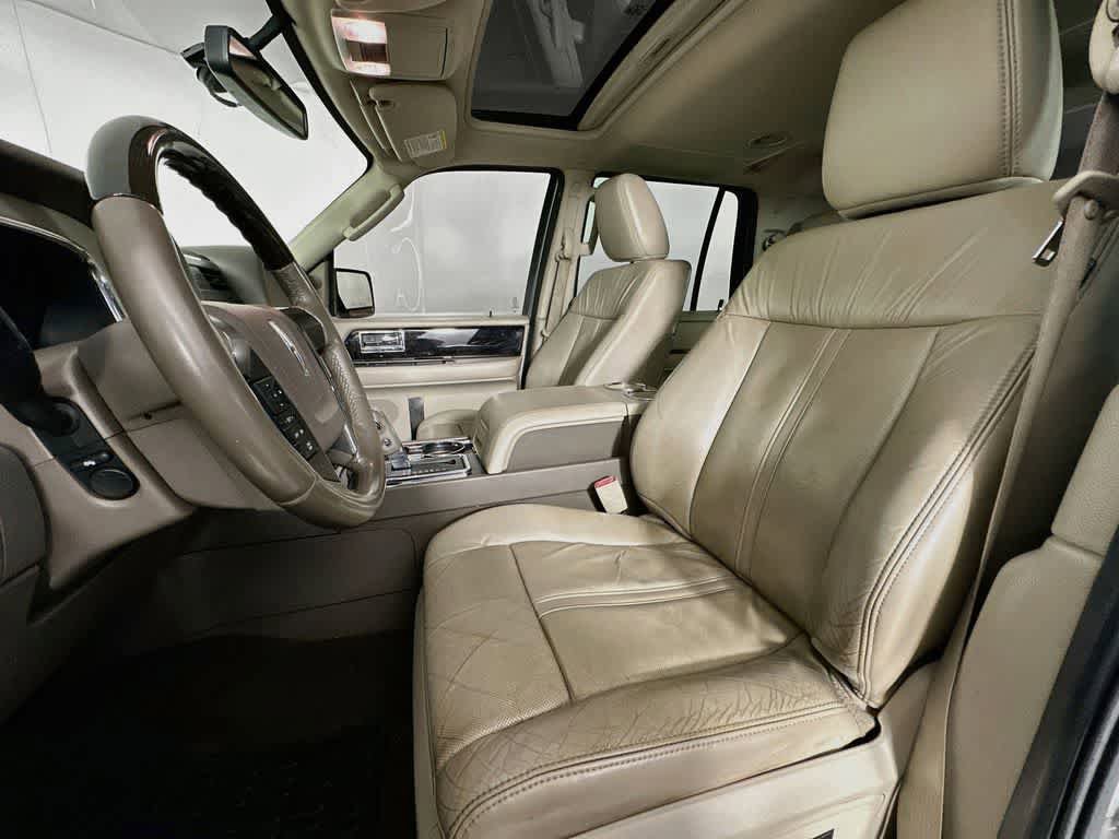 Used 2016 Lincoln Navigator Select RWD image 12