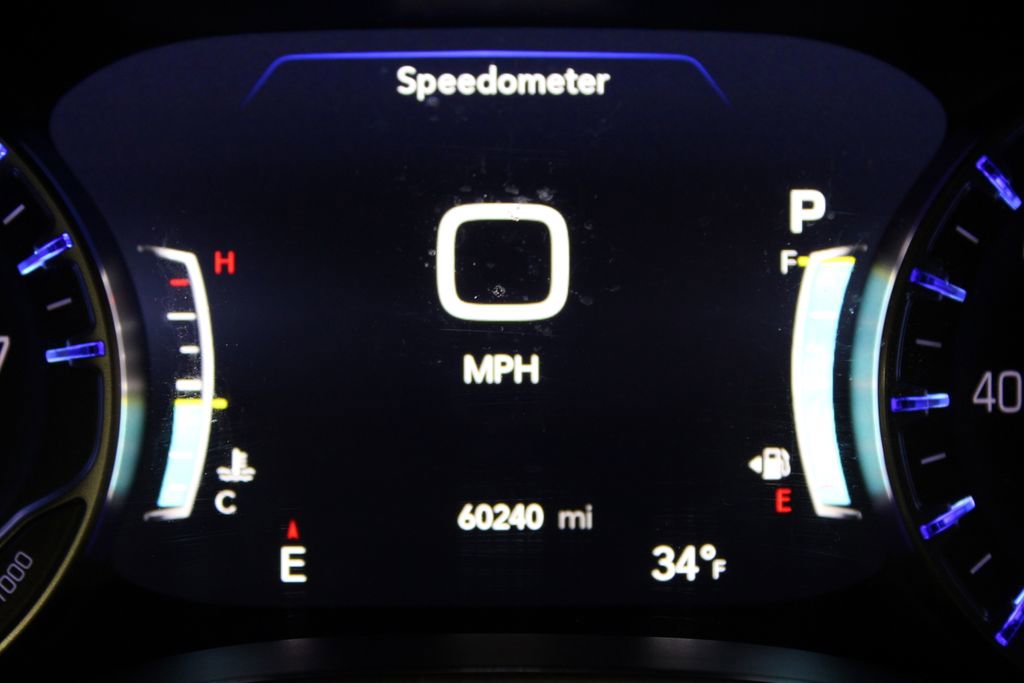 Used 2025 Chrysler Pacifica Limited image 11