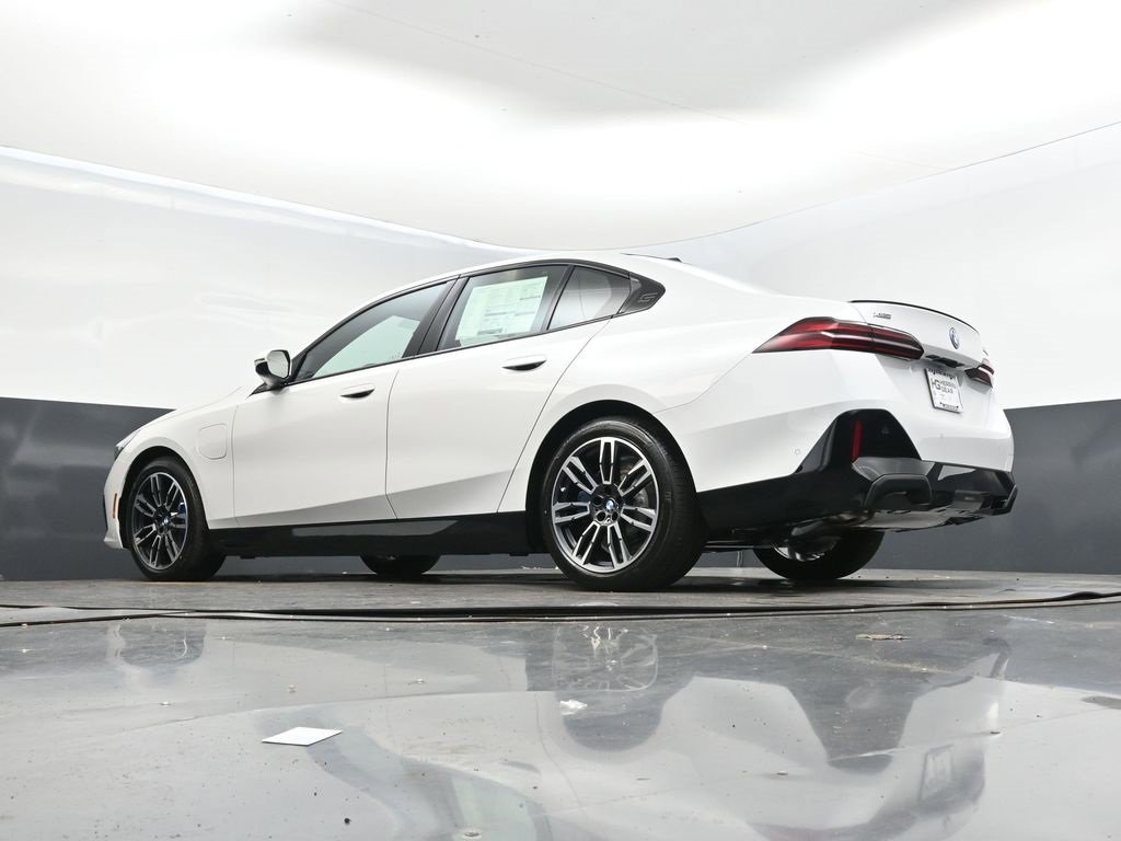 New 2026 BMW 550e xDrive w/ Executive Package image 41