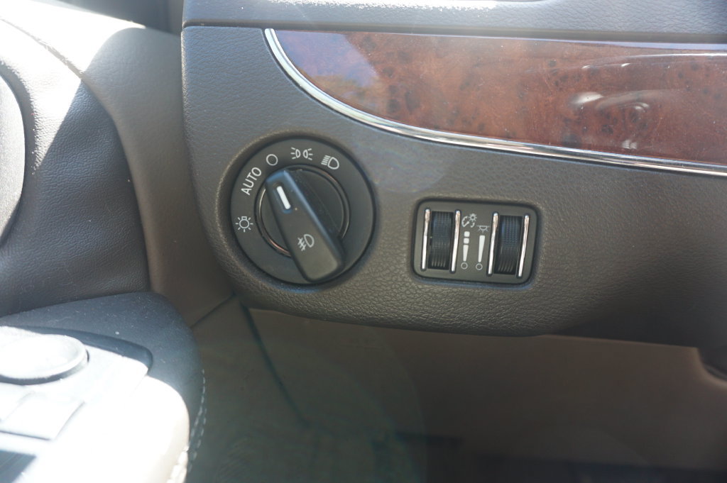 Used 2012 Chrysler Town & Country Touring w/ Entertainment Group #1 FWD image 4