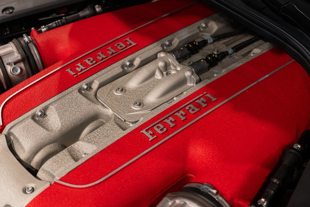 Used 2020 Ferrari 812 Superfast RWD image 19
