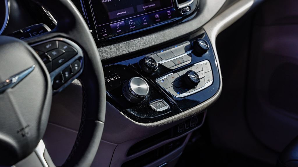 Used 2022 Chrysler Pacifica Touring-L FWD image 24