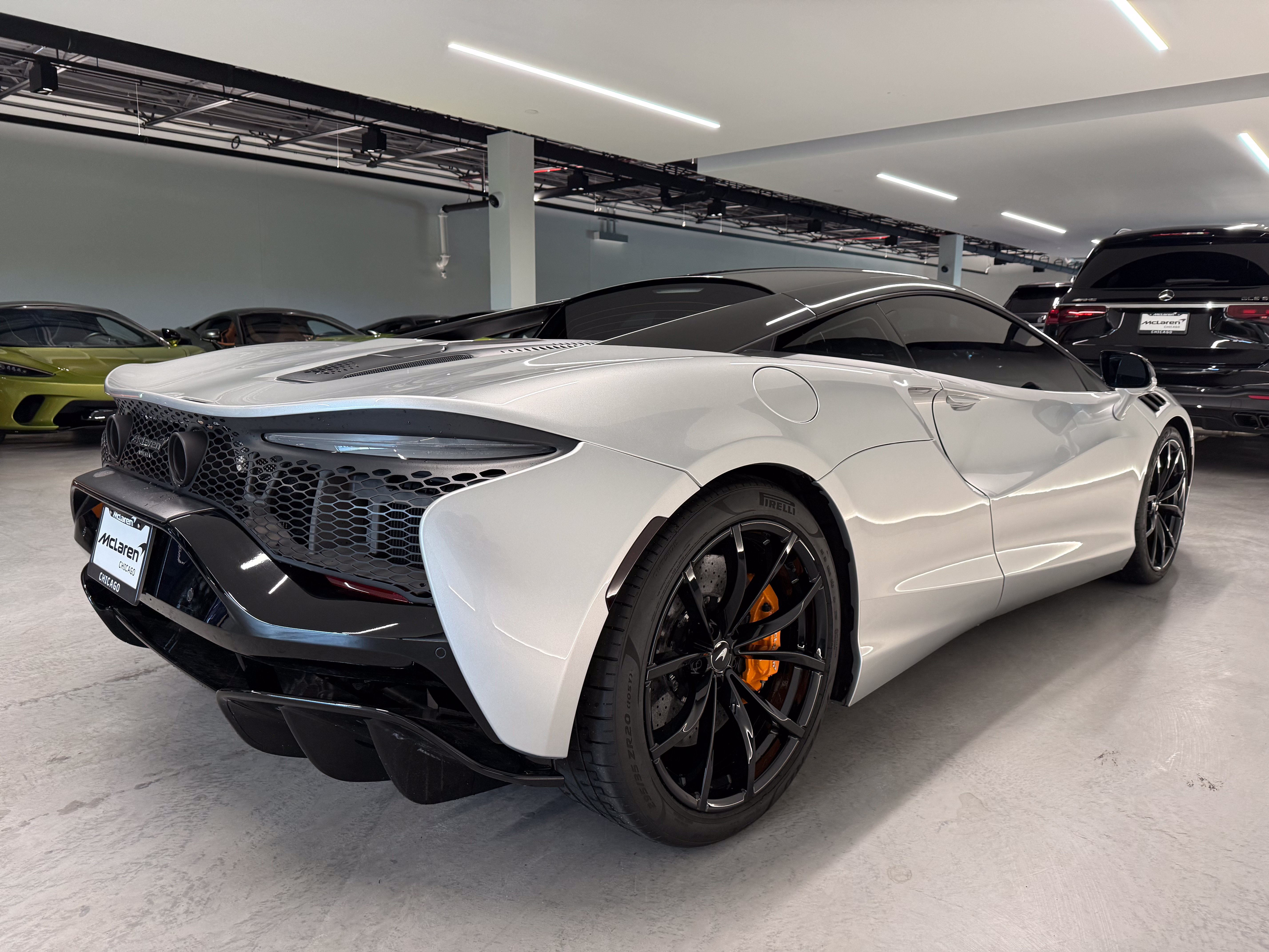 Used 2023 McLaren Artura RWD image 5