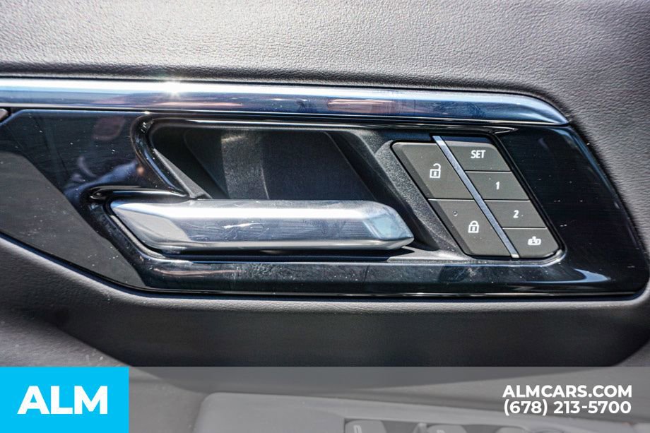 Used 2025 Chevrolet Suburban Z71 AWD/4WD image 51