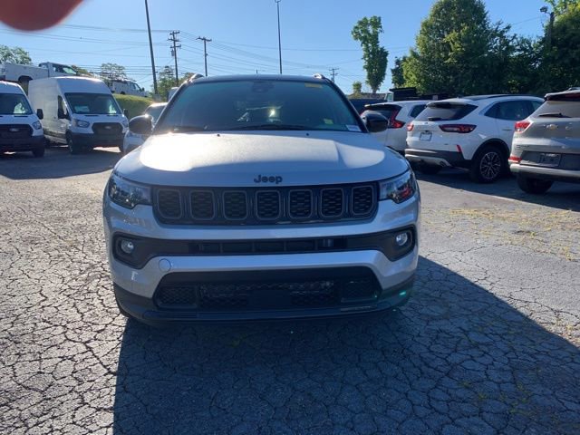 Used 2024 Jeep Compass Latitude w/ Convenience Group AWD/4WD image 3