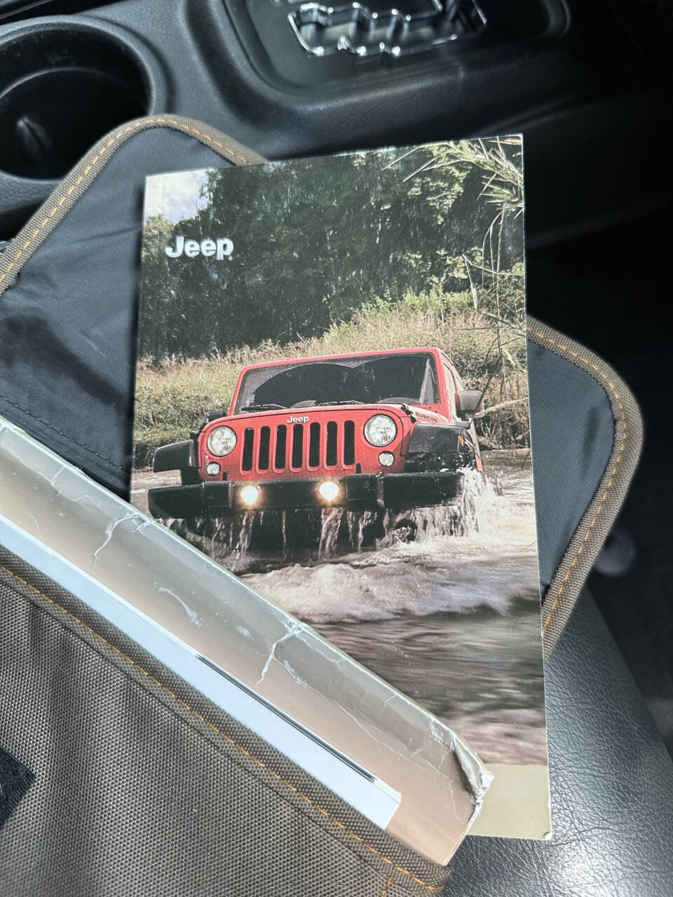 Used 2016 Jeep Wrangler Sahara w/ Connectivity Group image 31