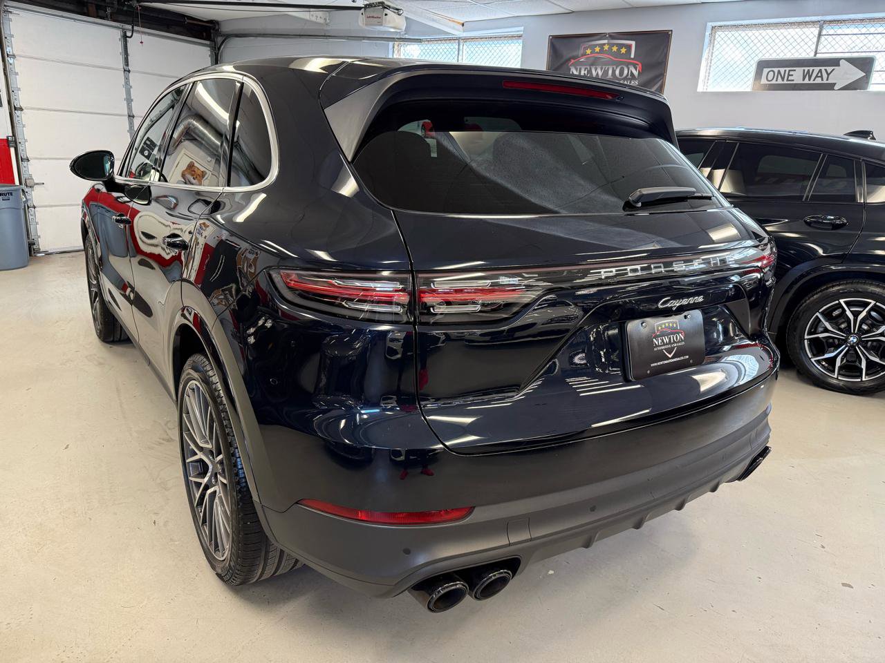 Used 2022 Porsche Cayenne Platinum Edition AWD/4WD image 4