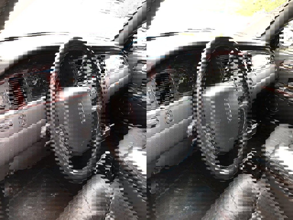 Used 2011 Lincoln Town Car Executive image 21