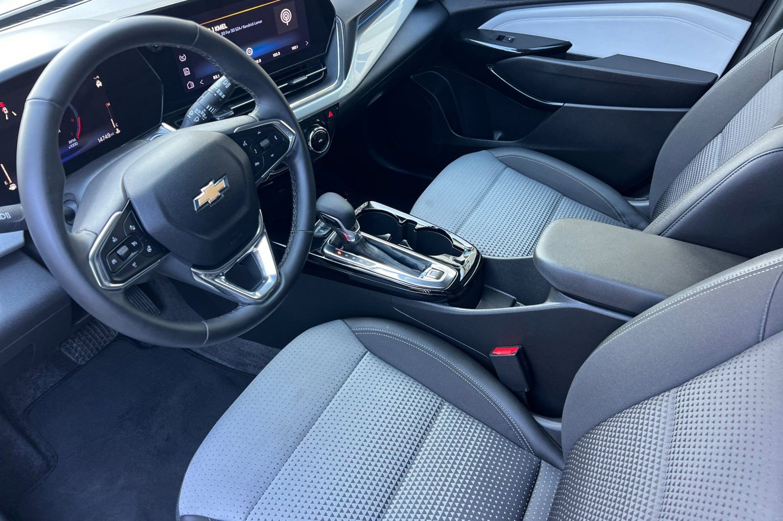 Used 2025 Chevrolet Trax LT w/ LT Convenience Package image 10