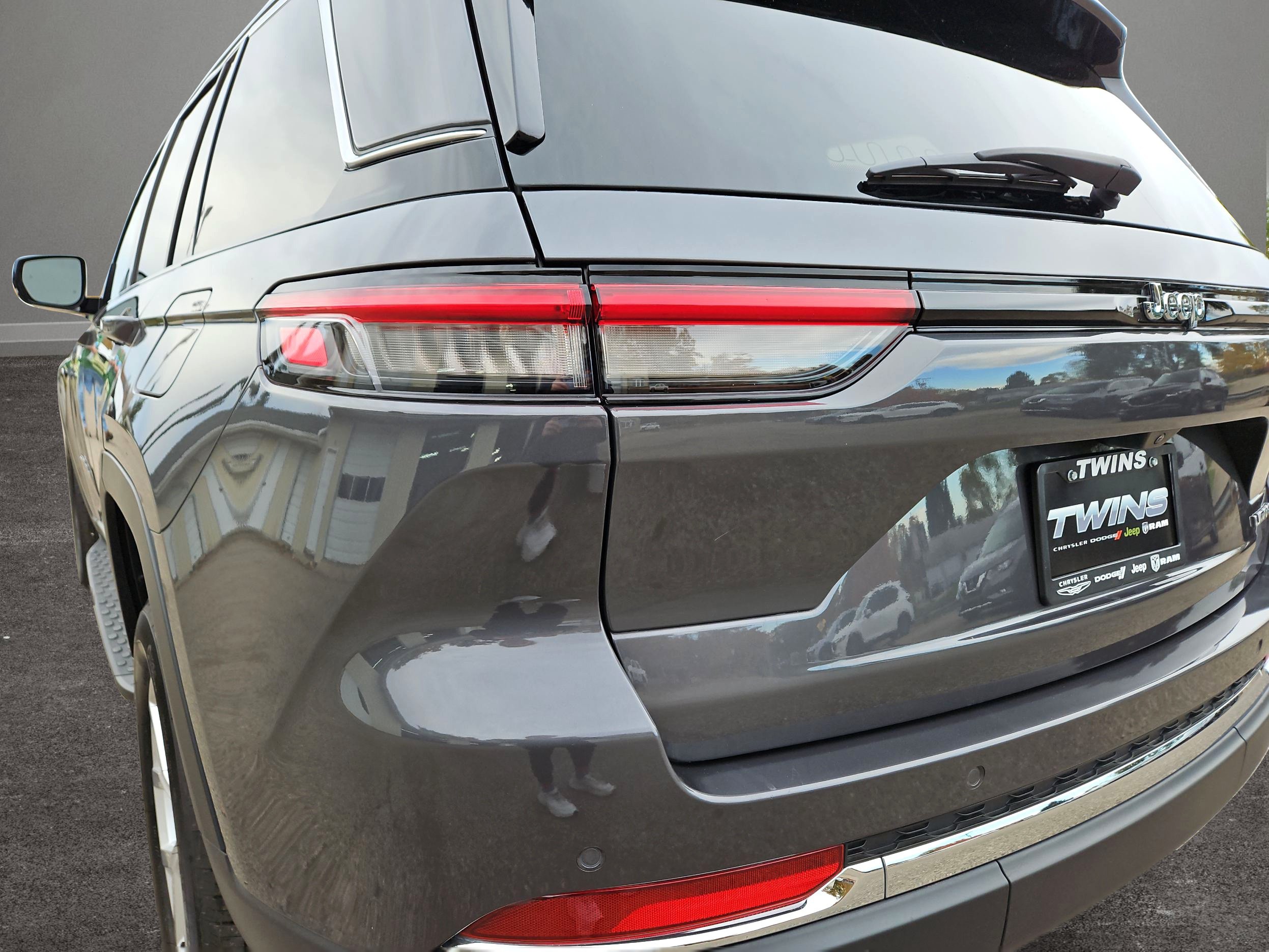 Used 2023 Jeep Grand Cherokee Limited RWD image 36