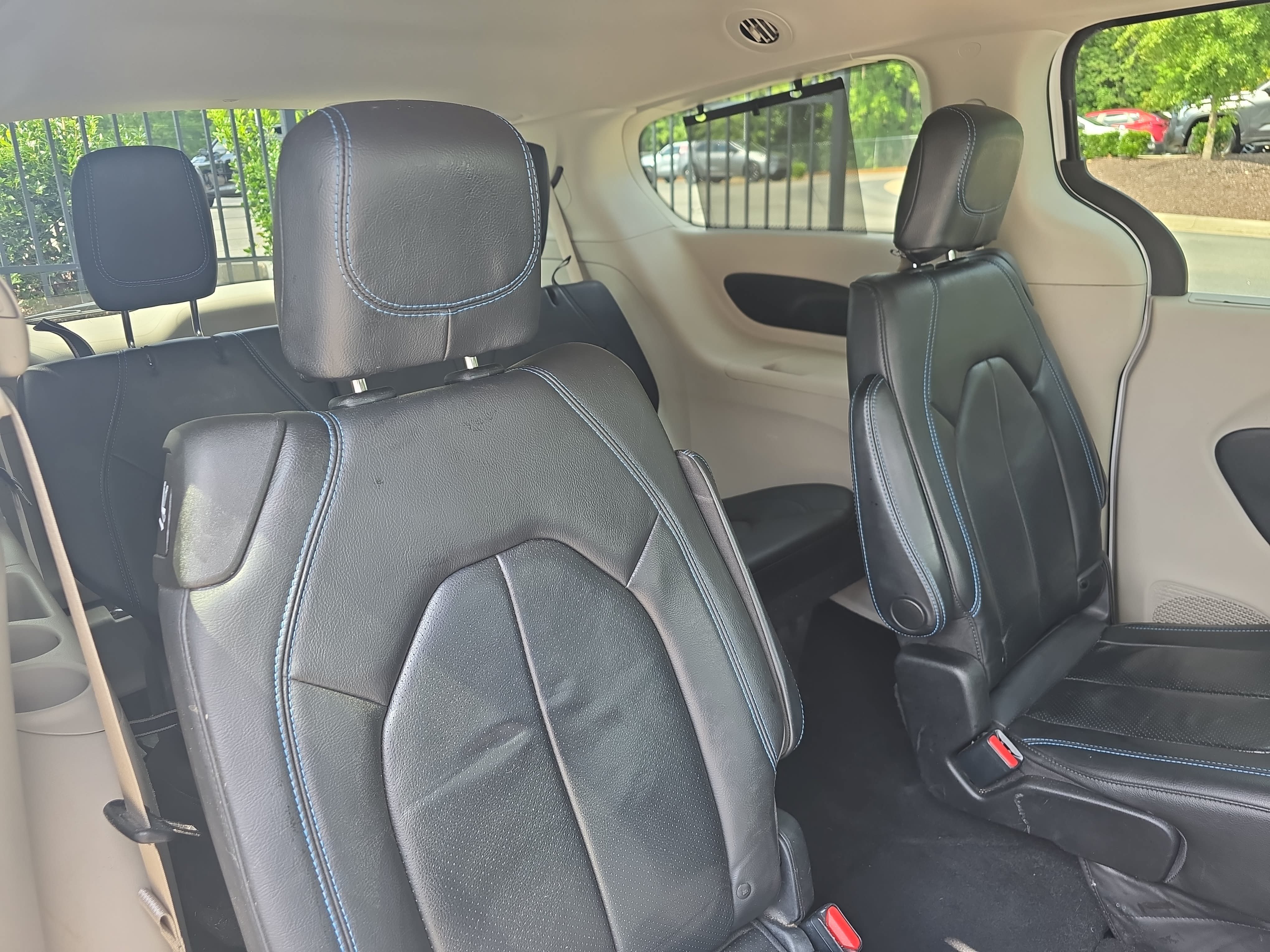 Used 2021 Chrysler Pacifica Touring-L FWD image 12