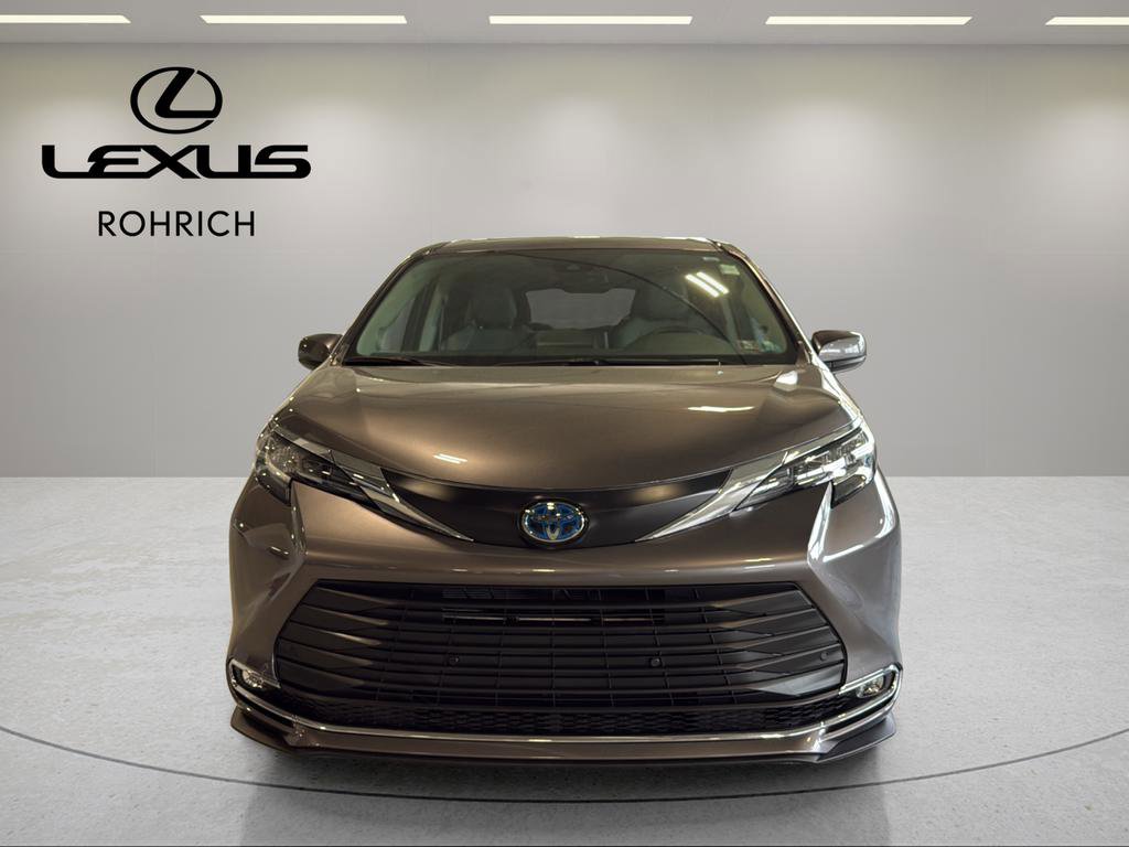 Used 2023 Toyota Sienna XLE w/ XLE Plus Package image 2
