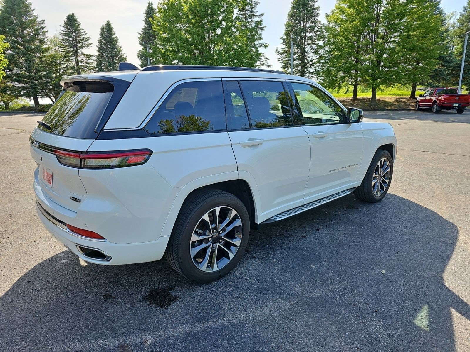 Used 2024 Jeep Grand Cherokee Overland w/ Luxury Tech Group IV AWD/4WD image 3