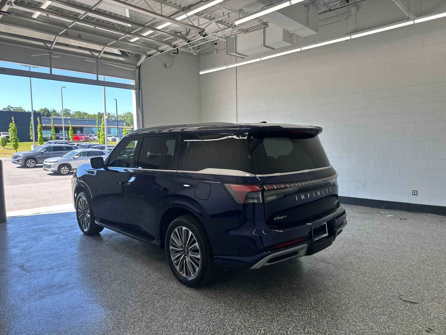 Used 2025 INFINITI QX80 Sensory AWD/4WD image 2
