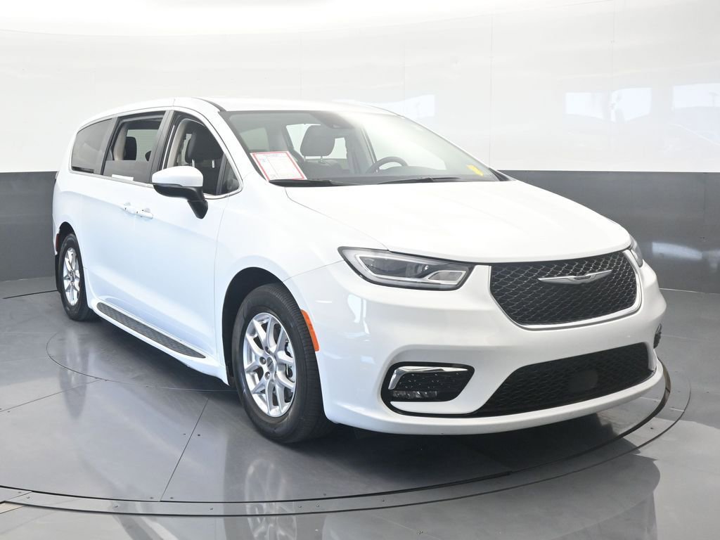 Used 2023 Chrysler Pacifica Touring-L image 9