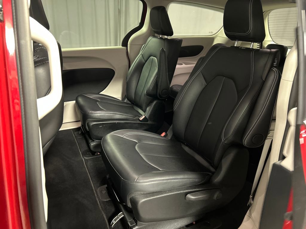 Used 2024 Chrysler Pacifica Select image 23
