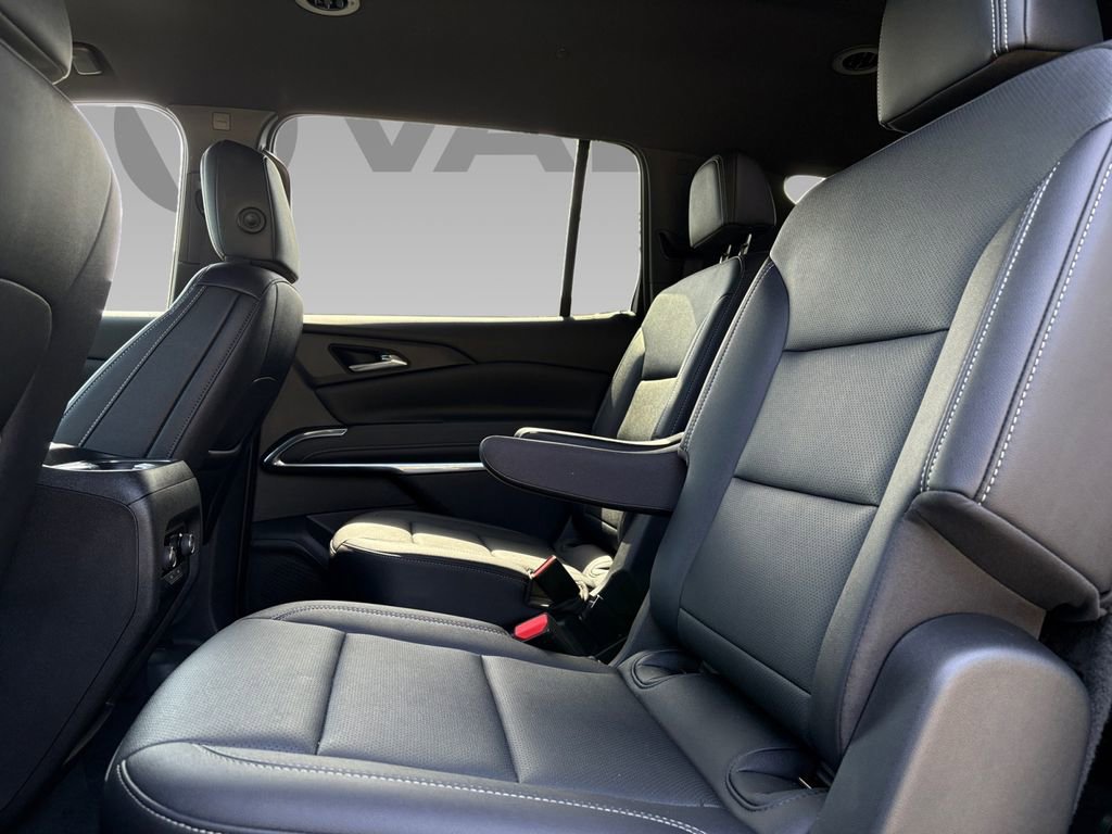 Used 2025 Chevrolet Traverse LT AWD/4WD image 2