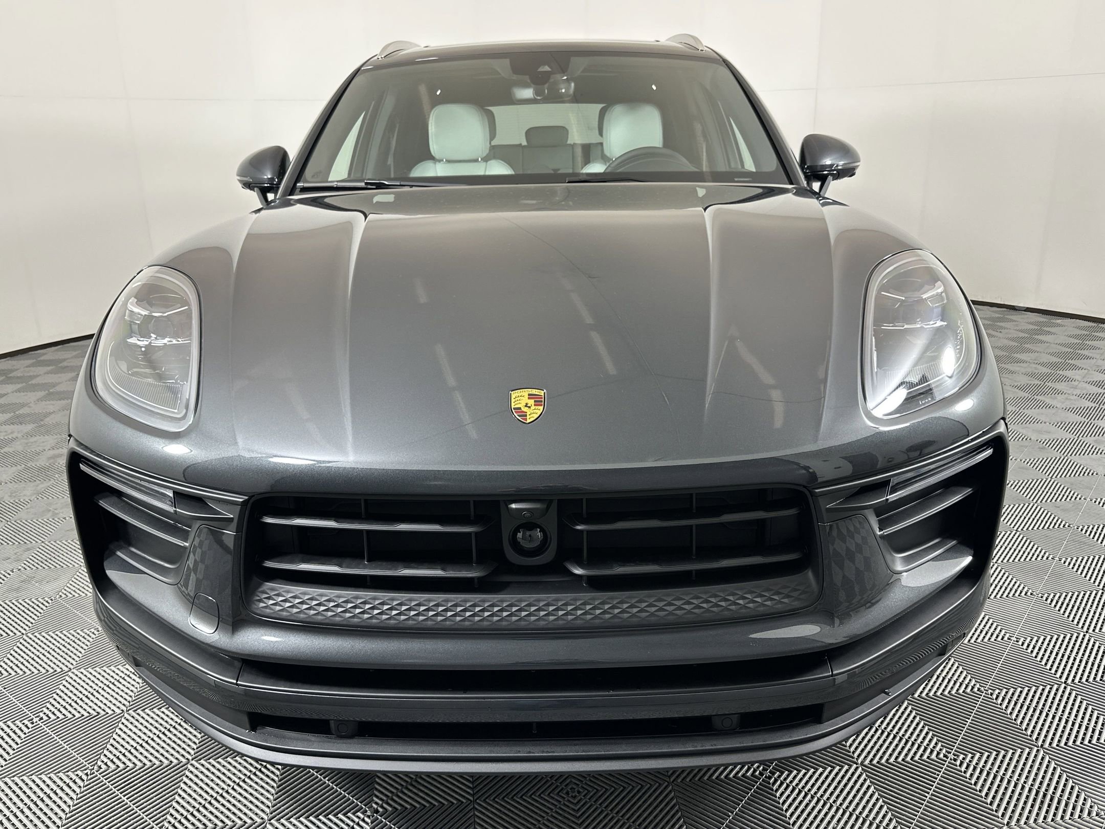 Certified 2025 Porsche Macan image 7