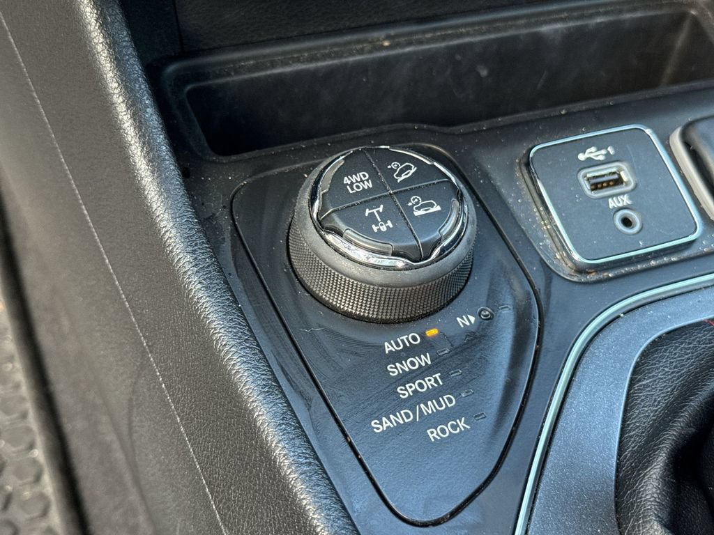 Used 2019 Jeep Cherokee Trailhawk w/ Comfort/Convenience Group AWD/4WD image 27