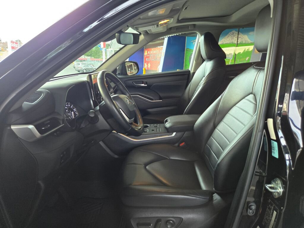Used 2023 Toyota Highlander XLE image 12
