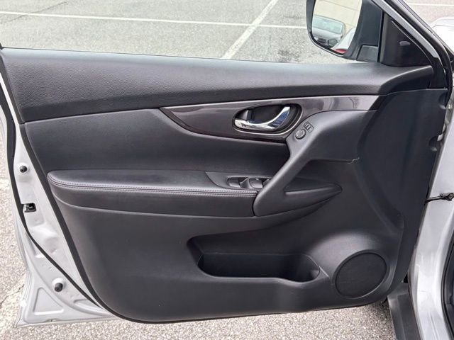 Used 2018 Nissan Rogue SV image 12