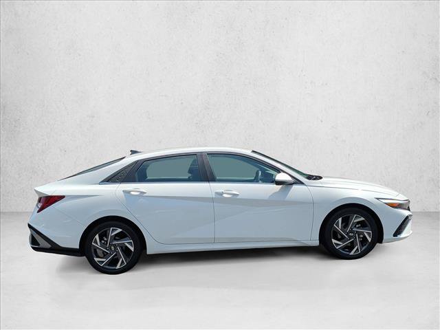 Used 2025 Hyundai Elantra SEL FWD image 4