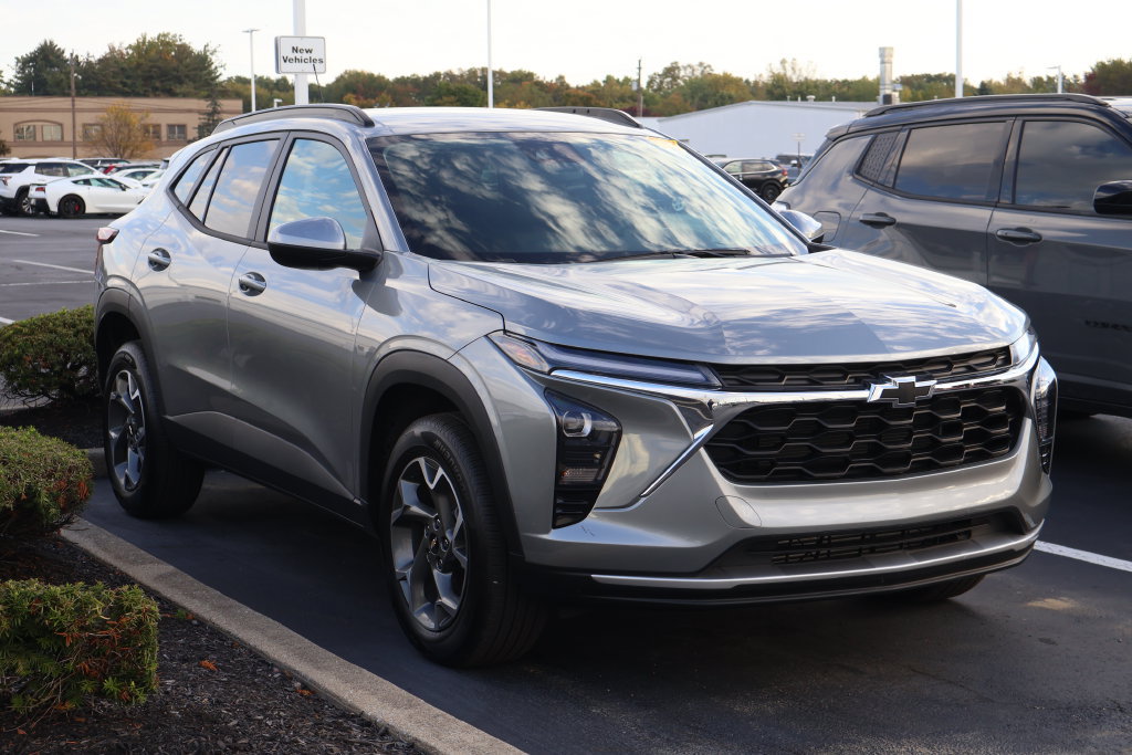 Used 2025 Chevrolet Trax LT w/ Driver Confidence Package FWD image 3