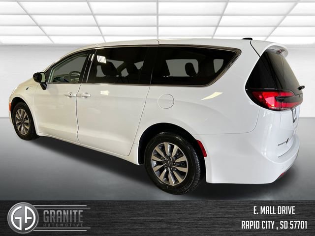 Used 2024 Chrysler Pacifica Select image 3