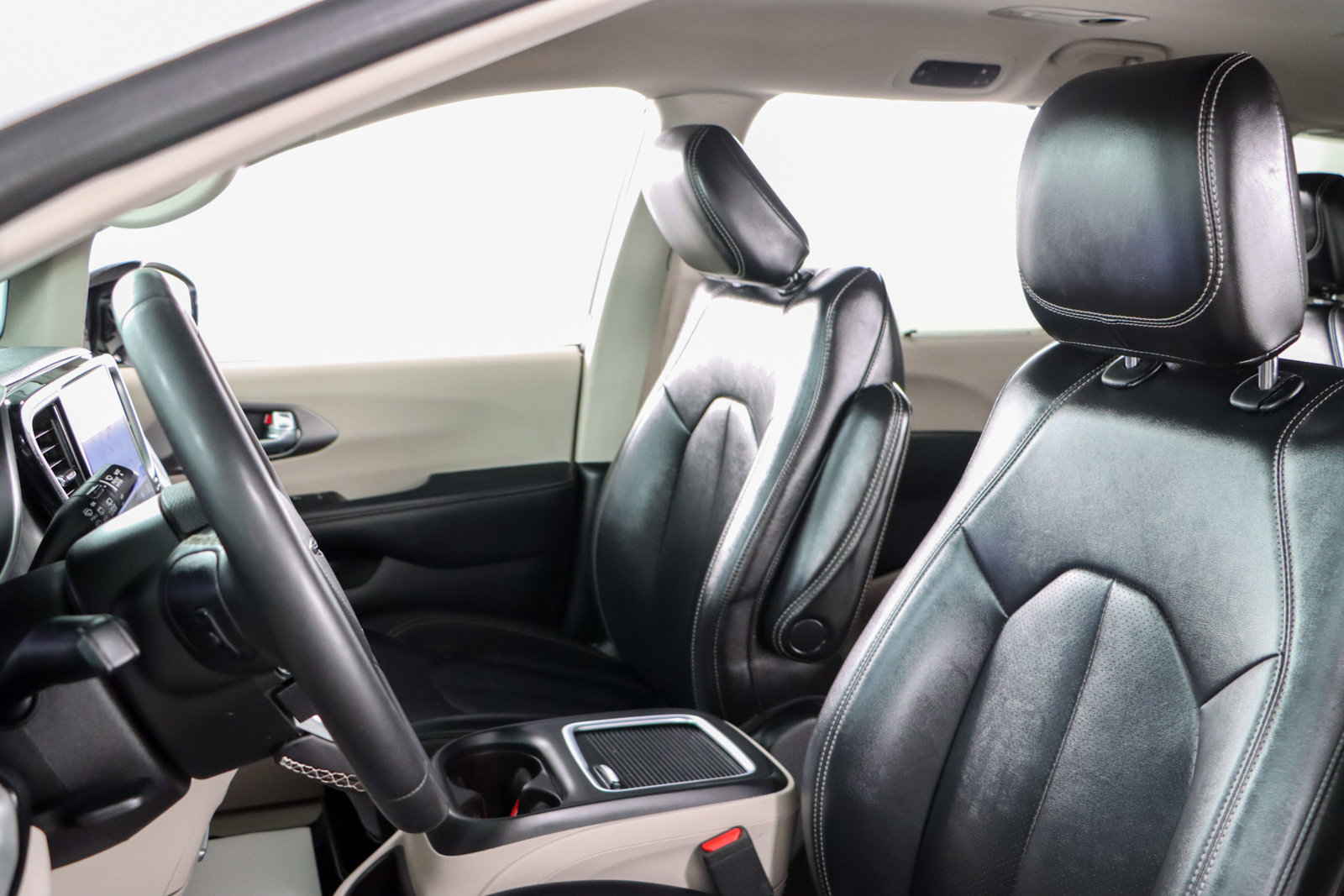 Used 2024 Chrysler Pacifica Touring-L image 23