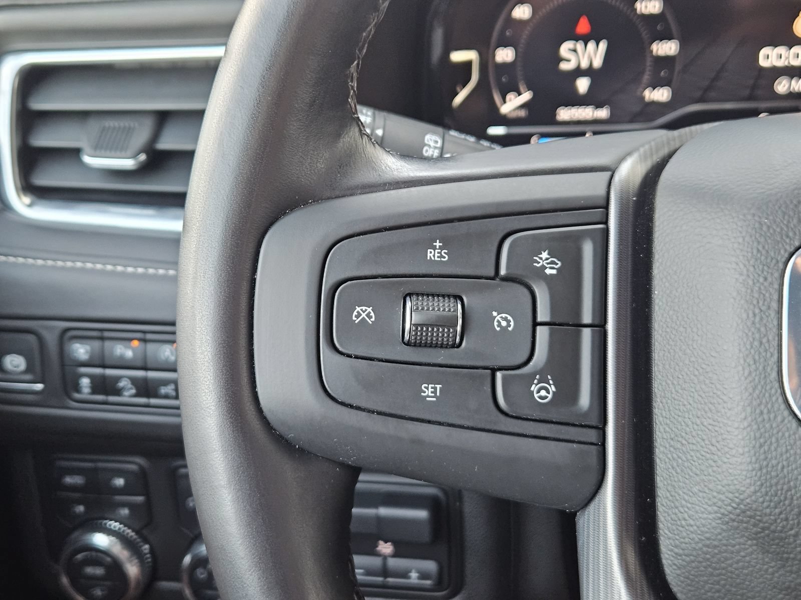 Used 2024 GMC Yukon Denali Ultimate AWD/4WD image 27