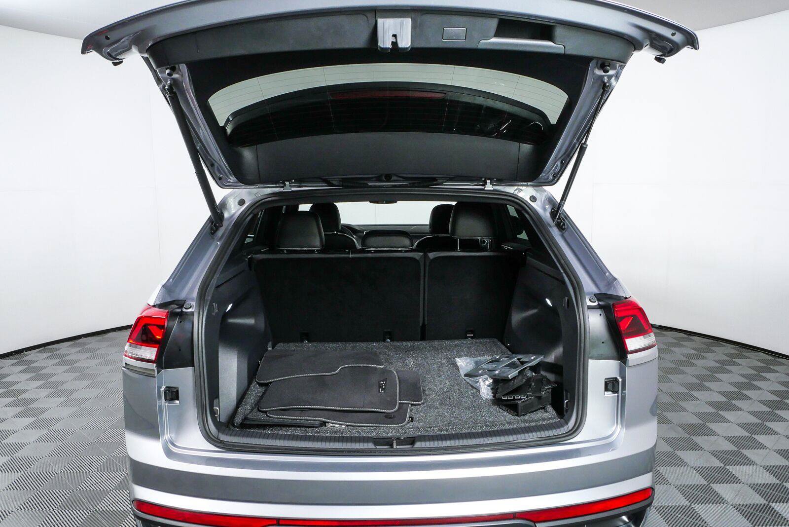Certified 2024 Volkswagen Atlas Cross Sport SE FWD image 12