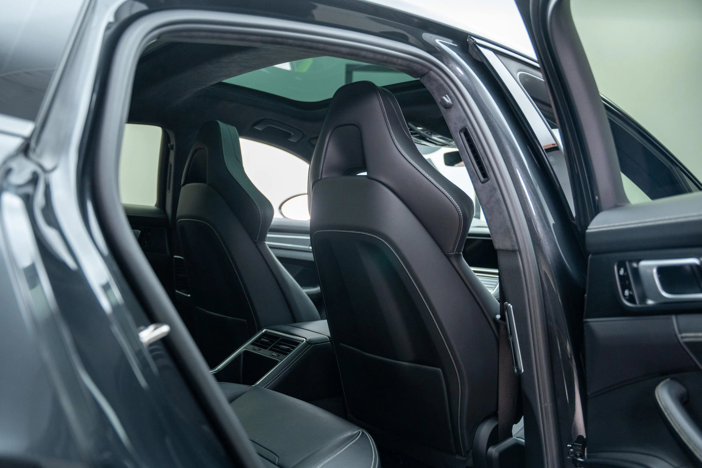 Used 2019 Porsche Panamera GTS image 33