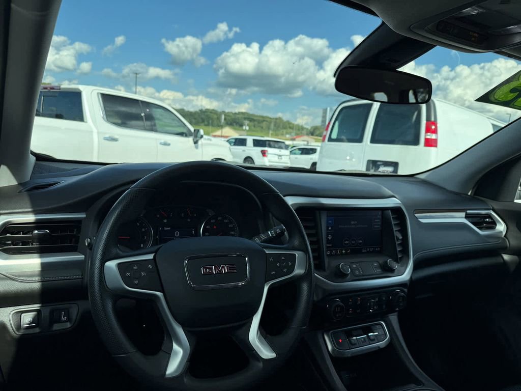 Used 2023 GMC Acadia SLE w/ Driver Convenience Package image 7