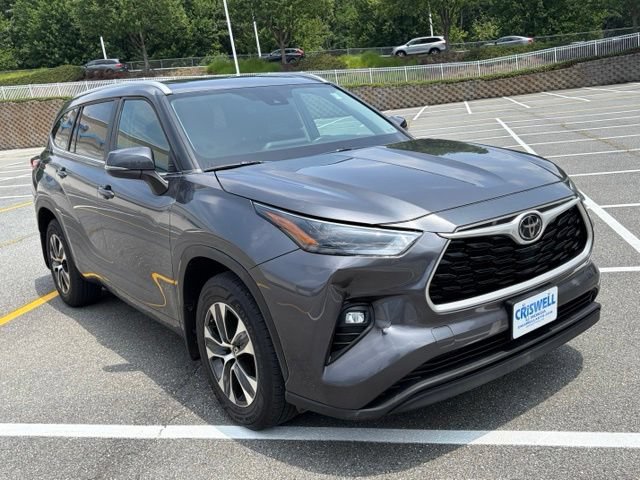 Used 2023 Toyota Highlander XLE FWD image 2