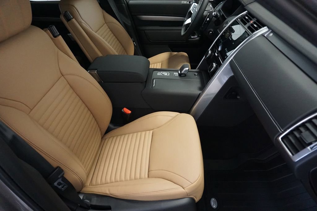 New 2025 Land Rover Discovery Dynamic SE image 23