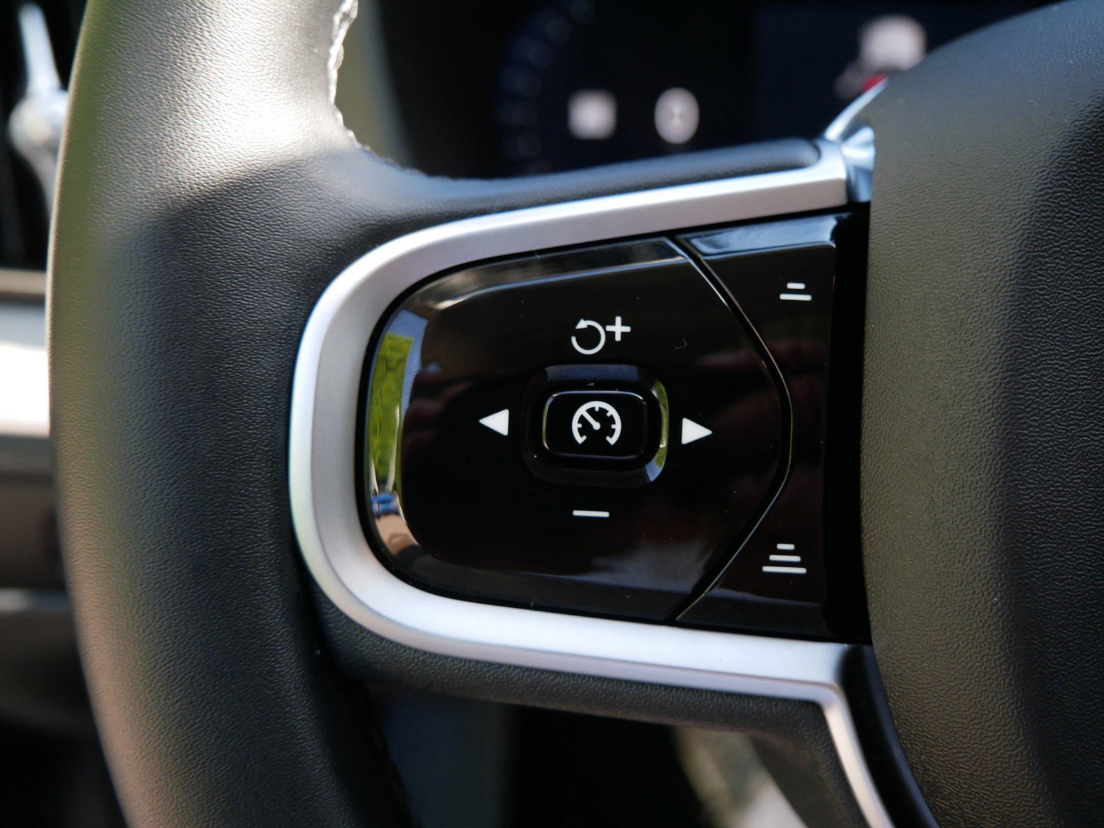 Certified 2025 Volvo XC60 B5 Plus AWD/4WD image 26