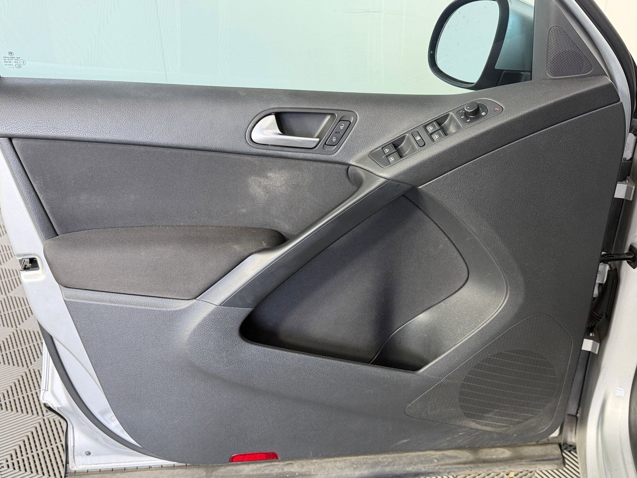 Used 2014 Volkswagen Tiguan S image 23