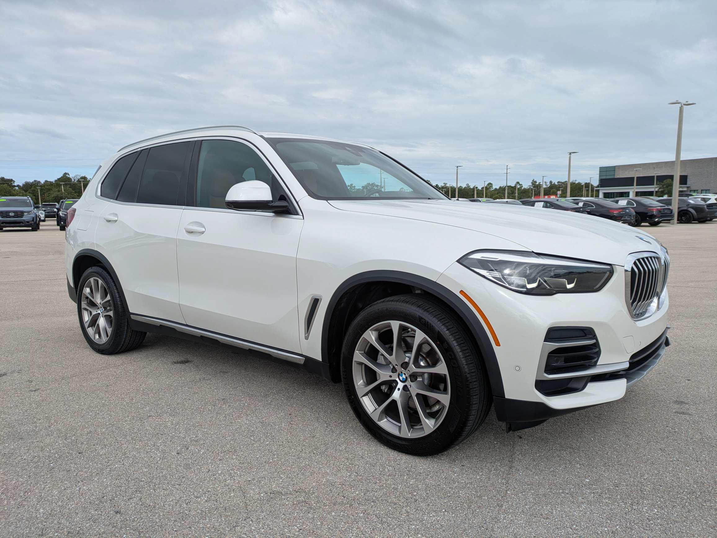 Used 2023 BMW X5 xDrive40i w/ Premium Package AWD/4WD image 2