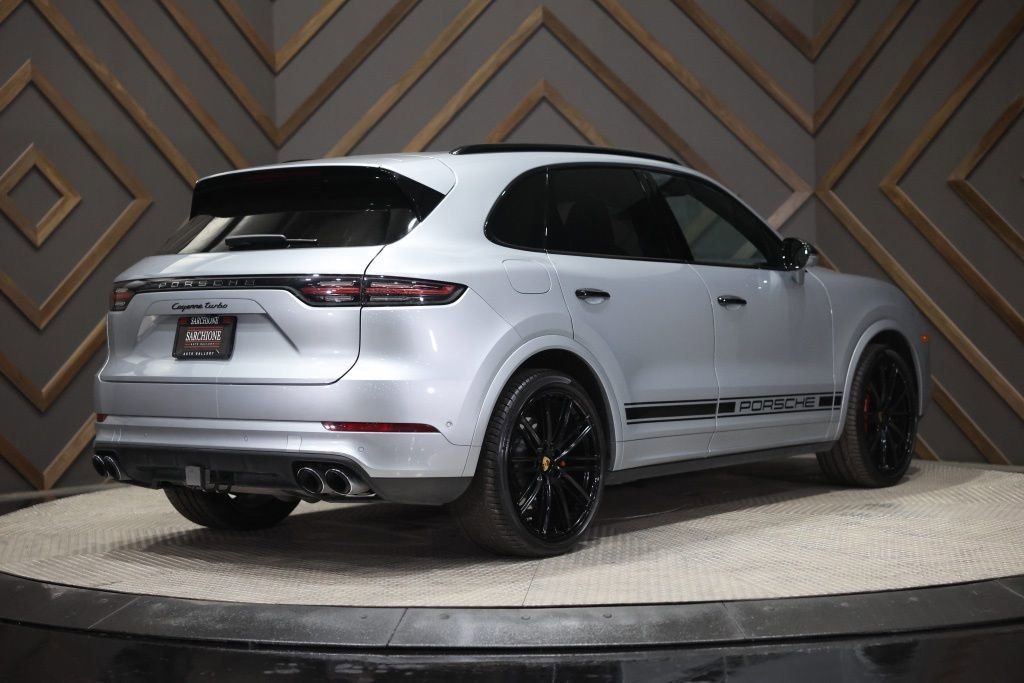 Used 2022 Porsche Cayenne Turbo image 2