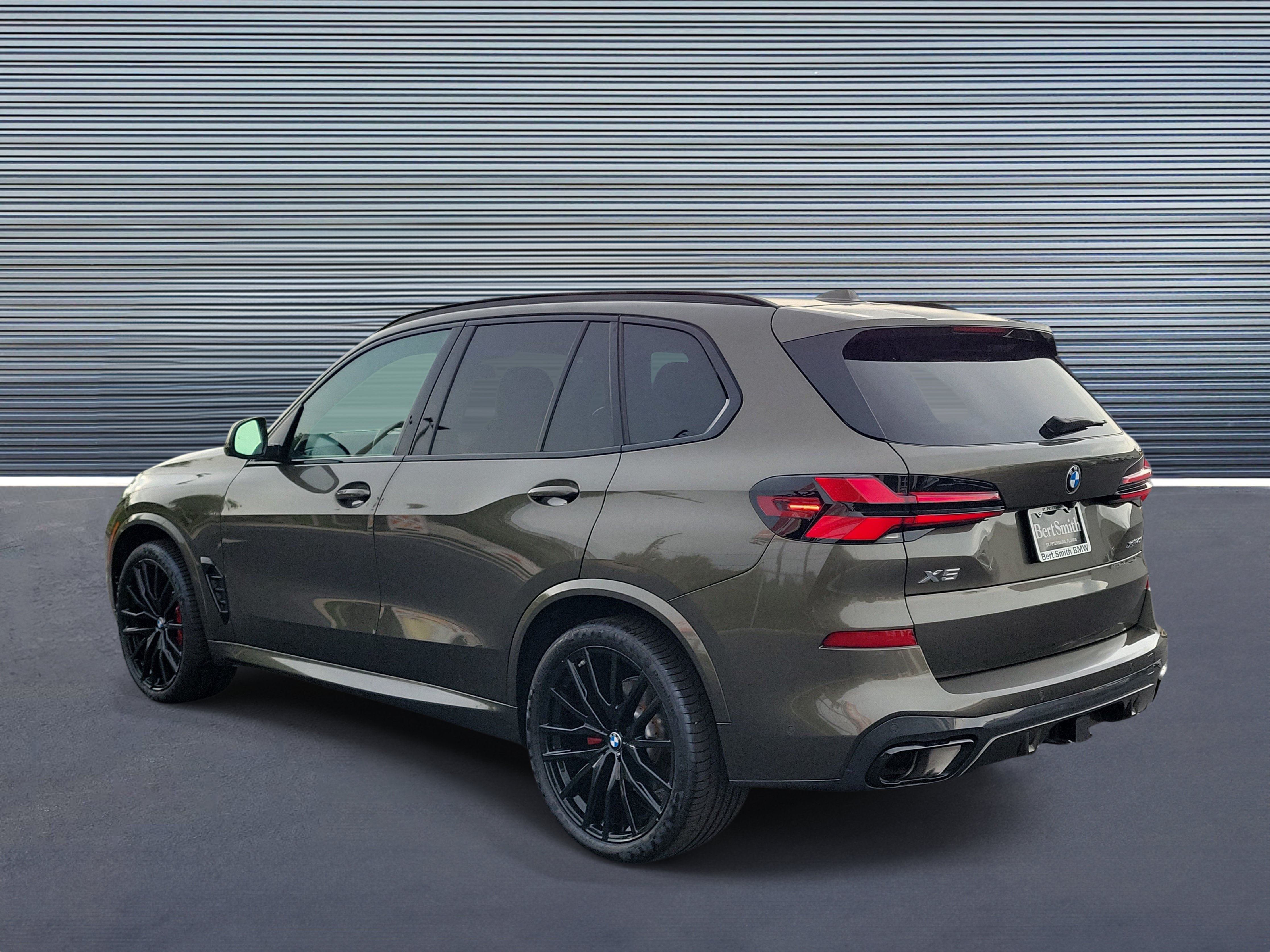 Used 2025 BMW X5 xDrive40i w/ M Sport Package AWD/4WD image 4