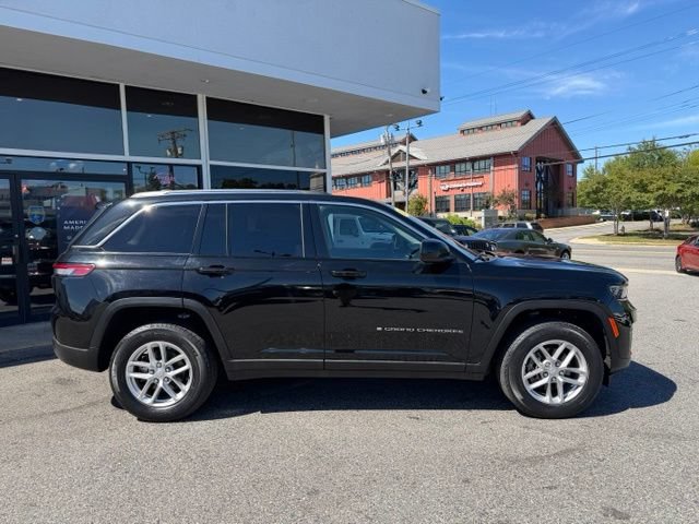 Used 2023 Jeep Grand Cherokee Laredo w/ Luxury Tech Group I AWD/4WD image 10