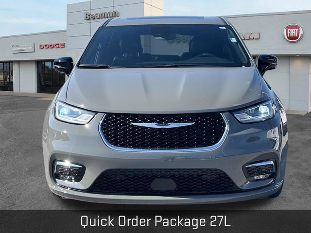 Used 2025 Chrysler Pacifica Select FWD image 2
