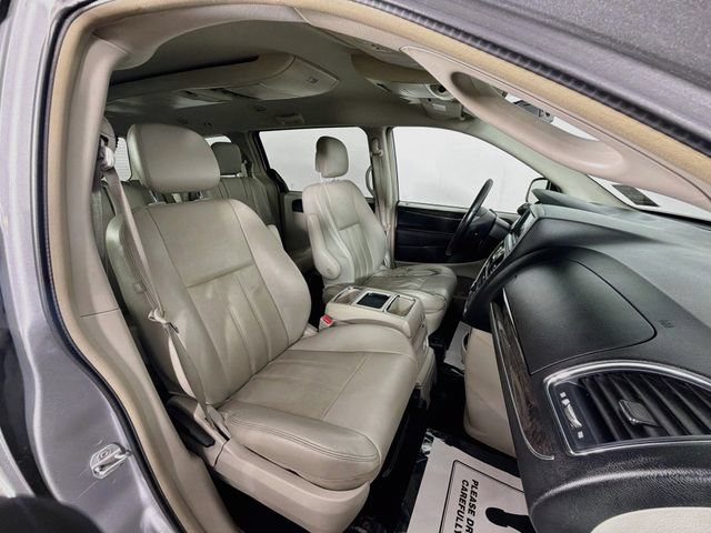 Used 2013 Chrysler Town & Country Touring FWD image 28