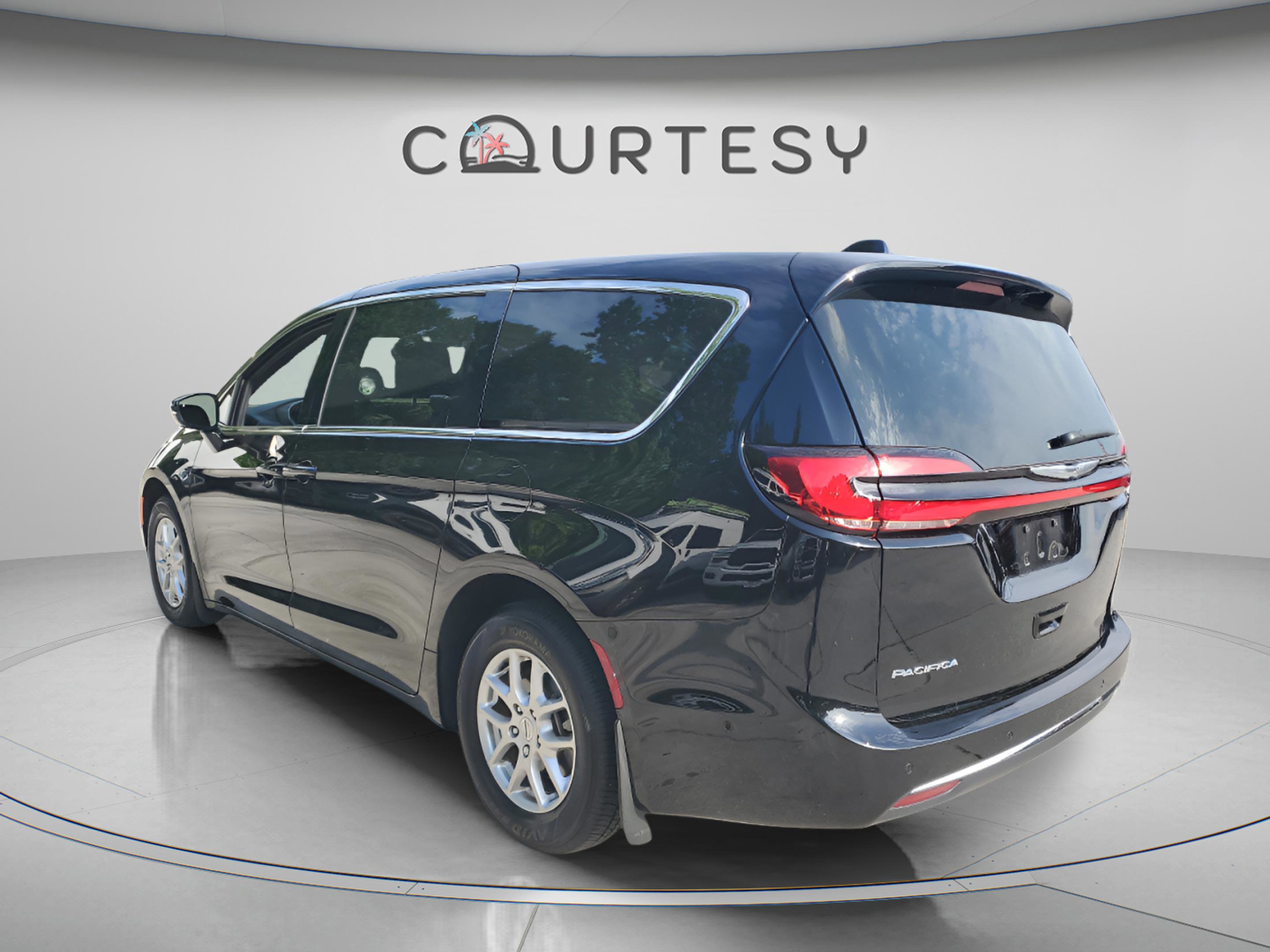 Used 2025 Chrysler Pacifica Select FWD image 2