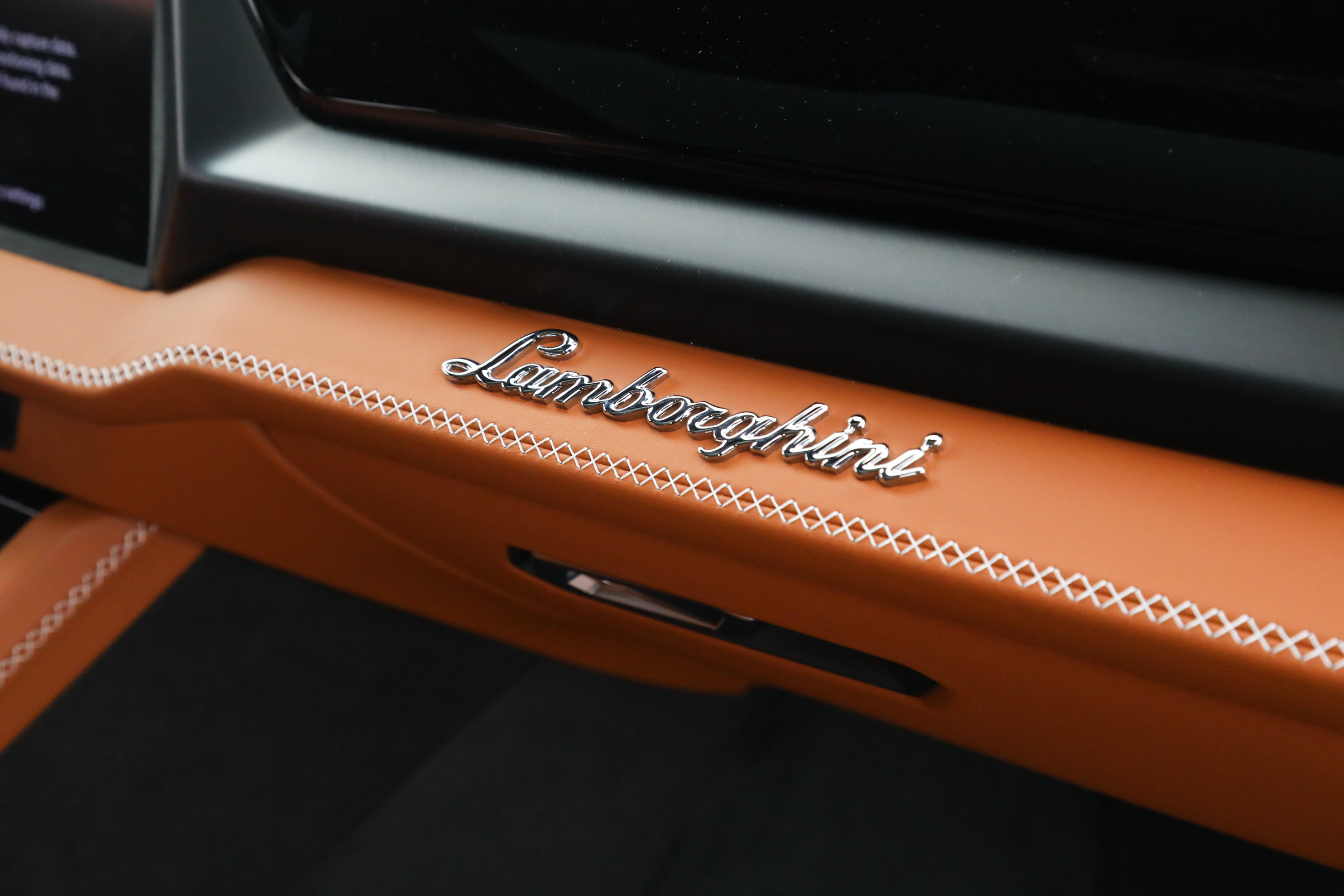 Used 2025 Lamborghini Urus SE AWD/4WD image 16