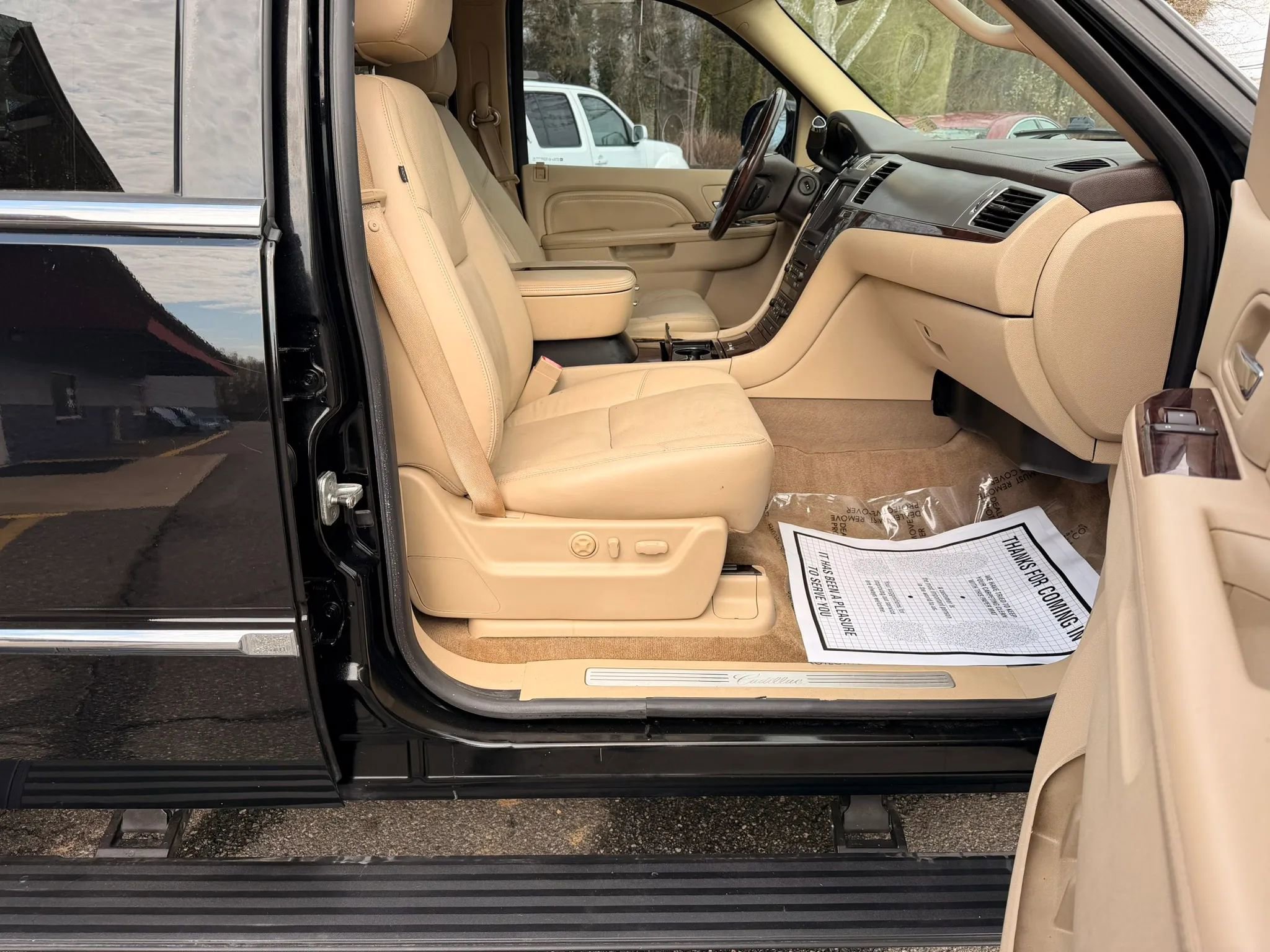 Used 2010 Cadillac Escalade Premium image 15