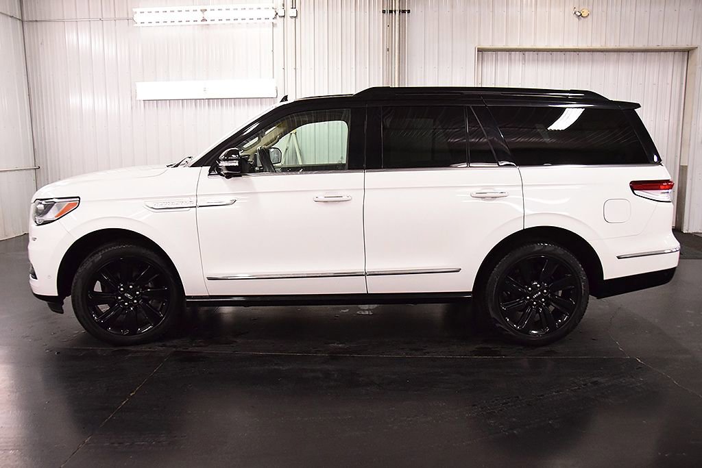 Used 2022 Lincoln Navigator Reserve image 4
