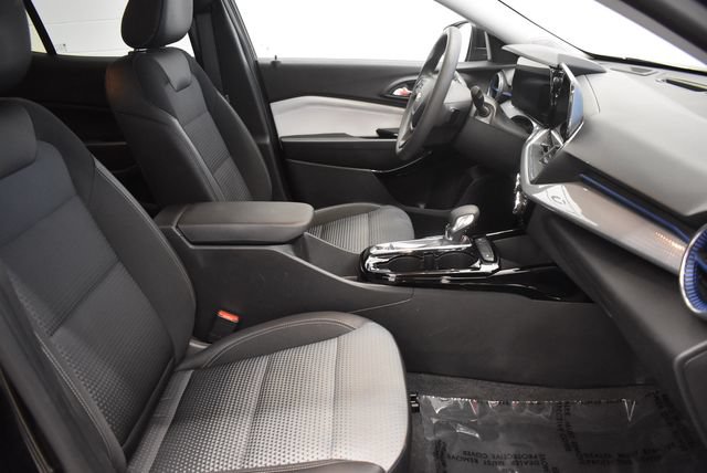Used 2025 Chevrolet Trax LT FWD image 19