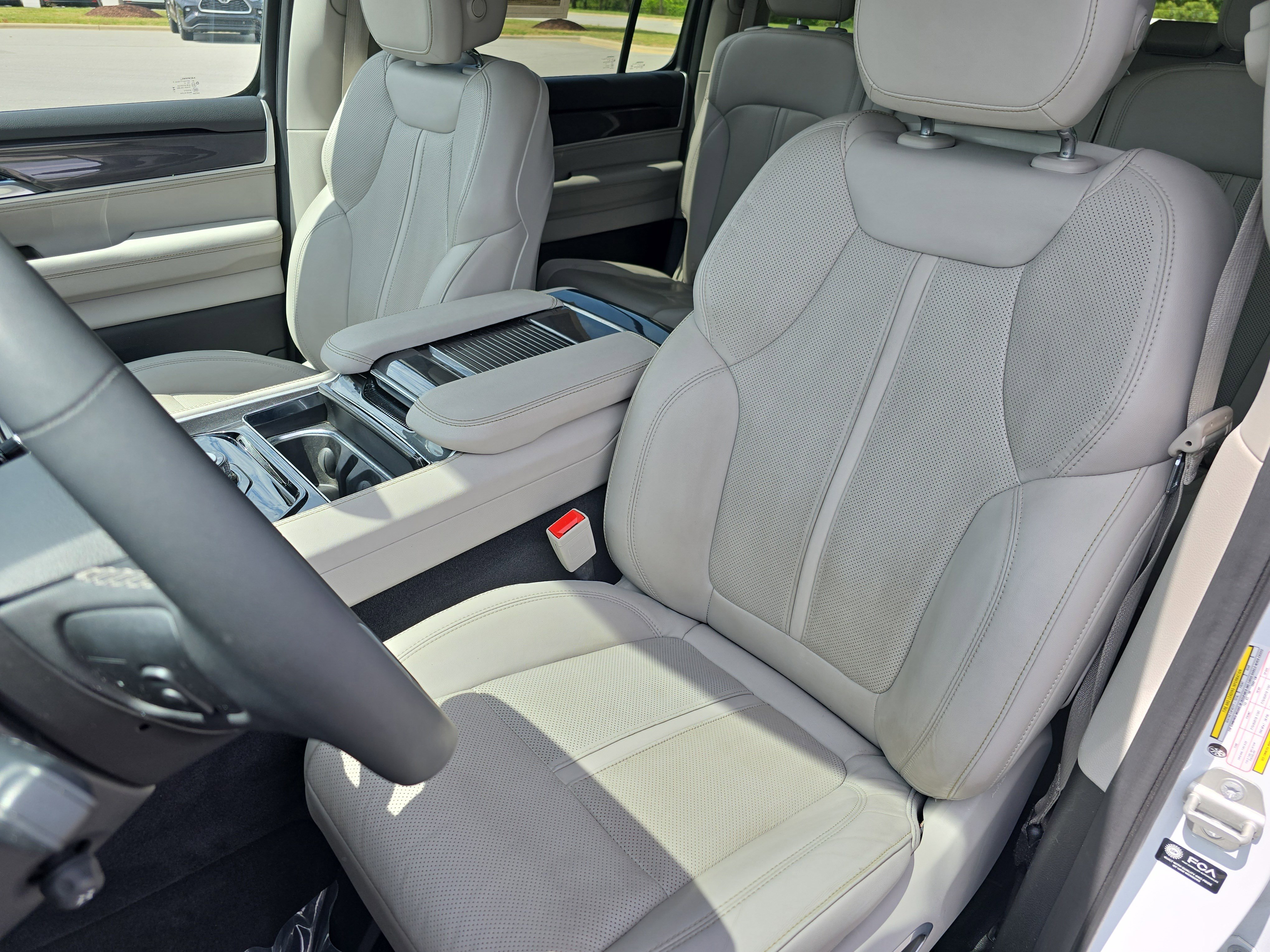 Used 2024 Jeep Wagoneer L 4WD image 15