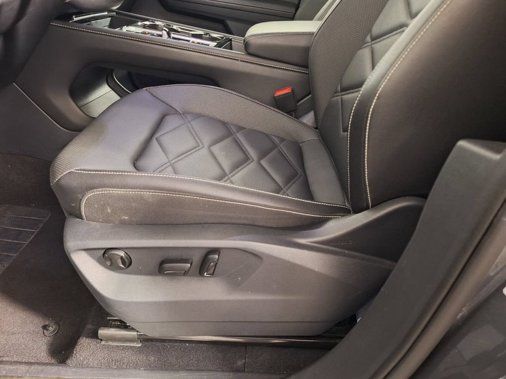 Used 2025 Volkswagen Atlas SE FWD image 32